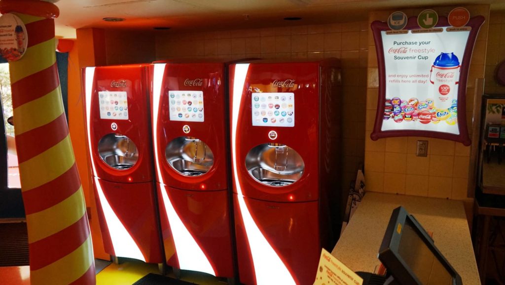 Máquinas para encher o Coca-Cola Freestyle Souvenir Cup. Fonte: Orlando Informer