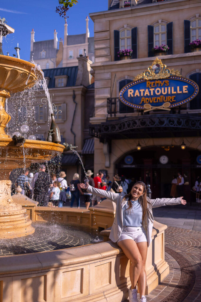 A imagem mostra um dos parques de Orlando, o EPCOT. No fundo podemos ver uma das atrações mais concorridas do parque: Remy's Ratatouille Adventure.