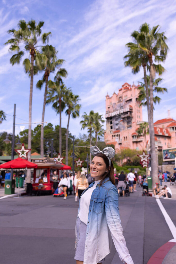 A imagem mostra um dos parques de Orlando, o Hollywood Studios e atrás podemos ver uma das suas principais atrações: Tower of Terror.