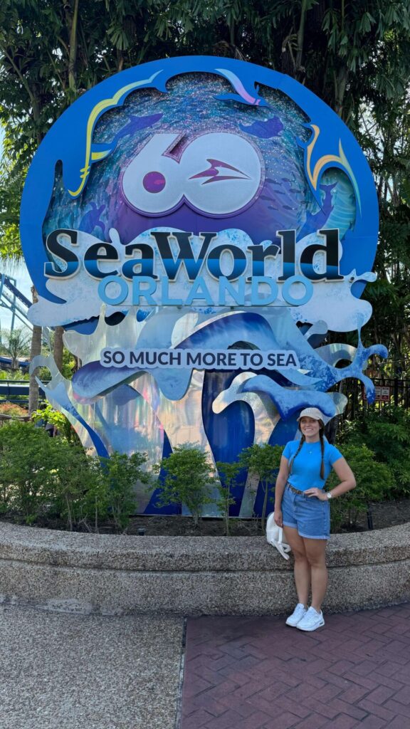 A imagem mostra um dos parques de Orlando, o Sea World.### SeaWorld OrlandoO SeaWorld é conhecido por sua proposta de mesclar encontros com animais marinhos, como golfinhos e orcas, com brinquedos emocionantes. O SeaWorld oferece espetáculos como o "Orca Encounter" e shows com golfinhos, trazendo elementos educativos e de conscientização sobre a vida marinha. Há também exposições e aquários para observar diversas espécies de animais.Mas cada vez mais o parque vem investindo em montanhas-russas, se tornando um dos parques mais radicais de Orlando. Os destaques vão para: - Mako: montanha-russa que imita movimentos de um tuburao, em varias momentos tem sesacao de gravida negativa, onde voce descola do assento.- Manta: montanha-russa onde voce vai deitado, imitando os movimentos de uma arraia.- Pipeline: montanha-russa que imita os movimentos do surf, onde voce vai em pé.### 3.2 Busch Gardens Tampa BayEmbora esteja localizado a cerca de duas horas de Orlando, o Busch Gardens faz parte do mesmo grupo do SeaWorld. Este parque é famoso por suas montanhas-russas radicais, como a SheiKra, uma das primeiras com queda vertical de 90 graus, a Cheetah Hunt, inspirada na corrida do guepardo, e a Iron Gwazi. ### 3.3 Discovery CoveO Discovery Cove é um parque voltado para experiências mais calmas e intimistas com a vida marinha, funciona como um resort. Os visitantes podem nadar com golfinhos, mergulhar com peixes tropicais e relaxar em praias artificiais. O parque funciona em formato all-inclusive, com refeições e bebidas incluídas no ingresso (inclusive cervejas e vinhos), garantindo uma experiência de lazer diferenciada e exclusiva, já que o acesso é limitado a um número menor de visitantes por dia.